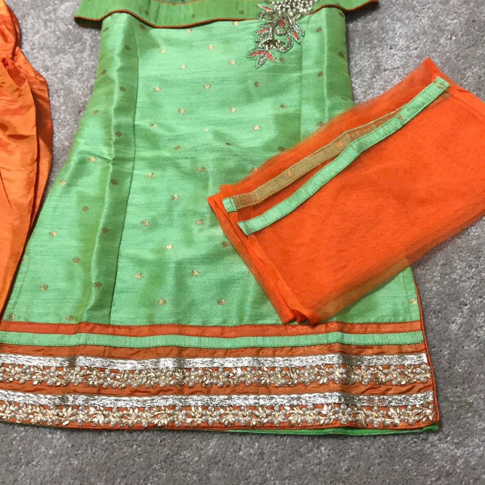 Girls dress ( India Size 22) - Picture 4 of 4